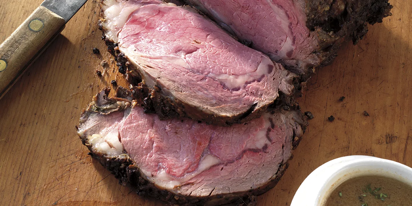 Rebra u korici od začinskog bilja s umakom od soka