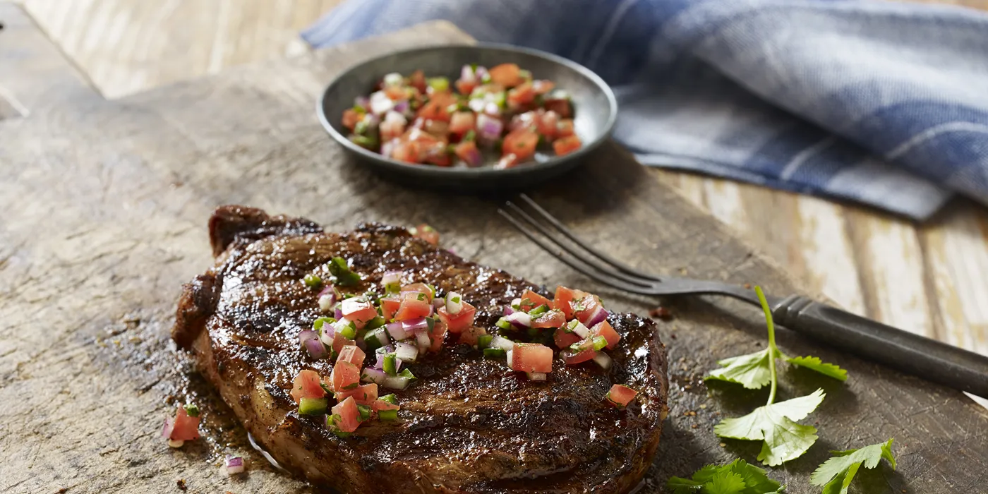 Rib eye odresci s čili-češnjakom i svježom salsom