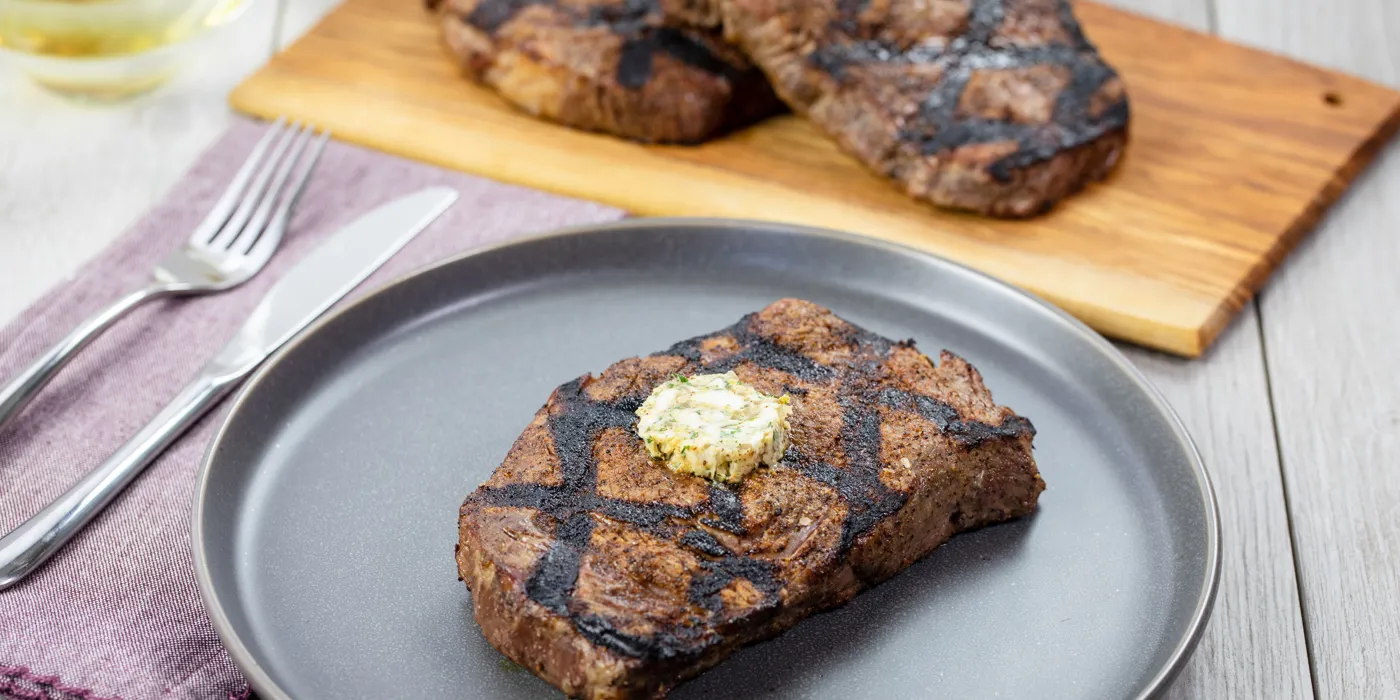 Rib eye odresci s čili marindom i korijandrovo-limunskim maslacem