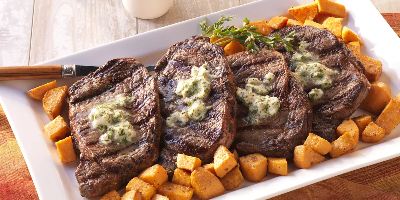 Rib eye odresci s maslacem od hrena i slatkim krumpirom s gorčicom