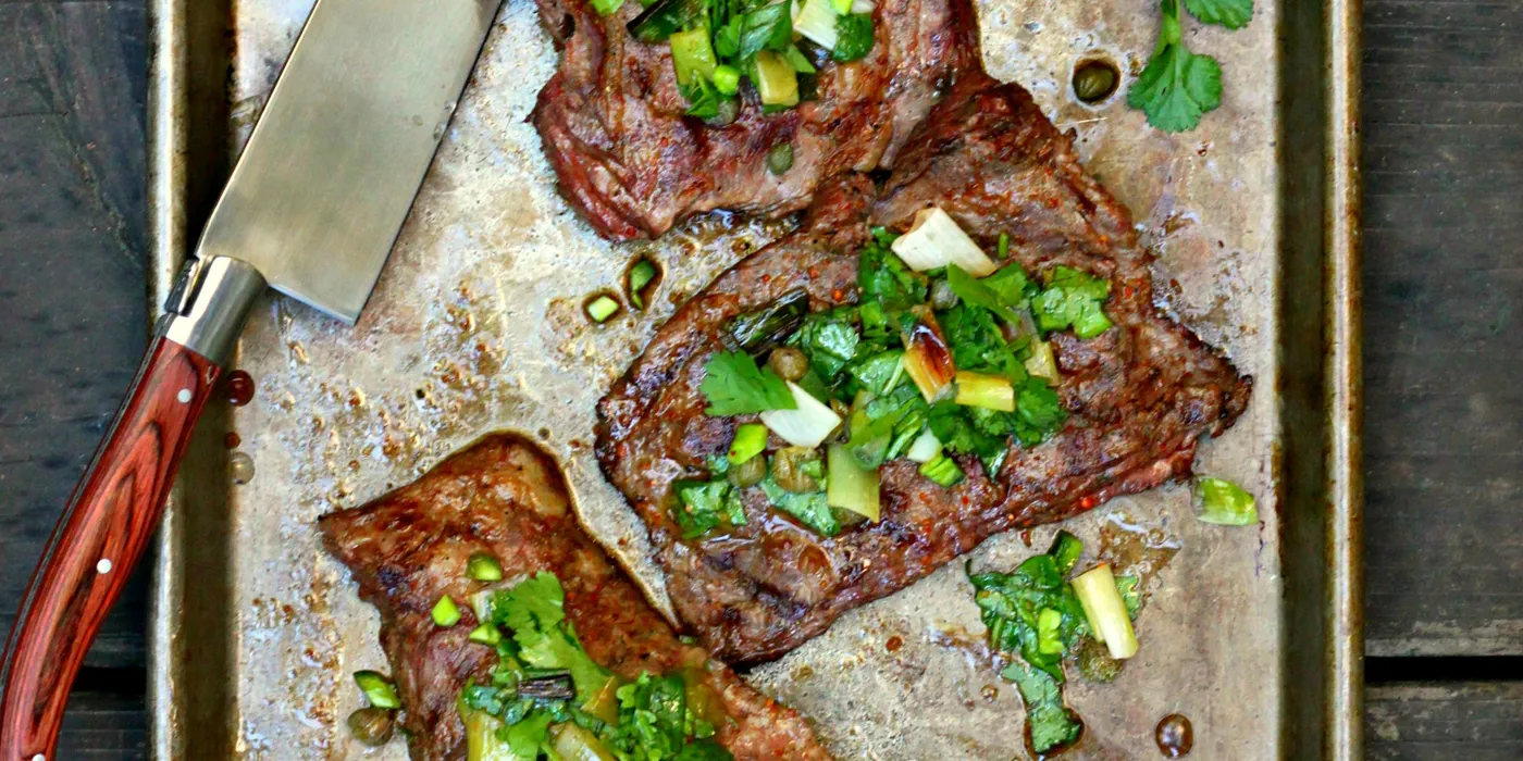 Roštilj steak s opaljenim mladim lukom i salsom verde