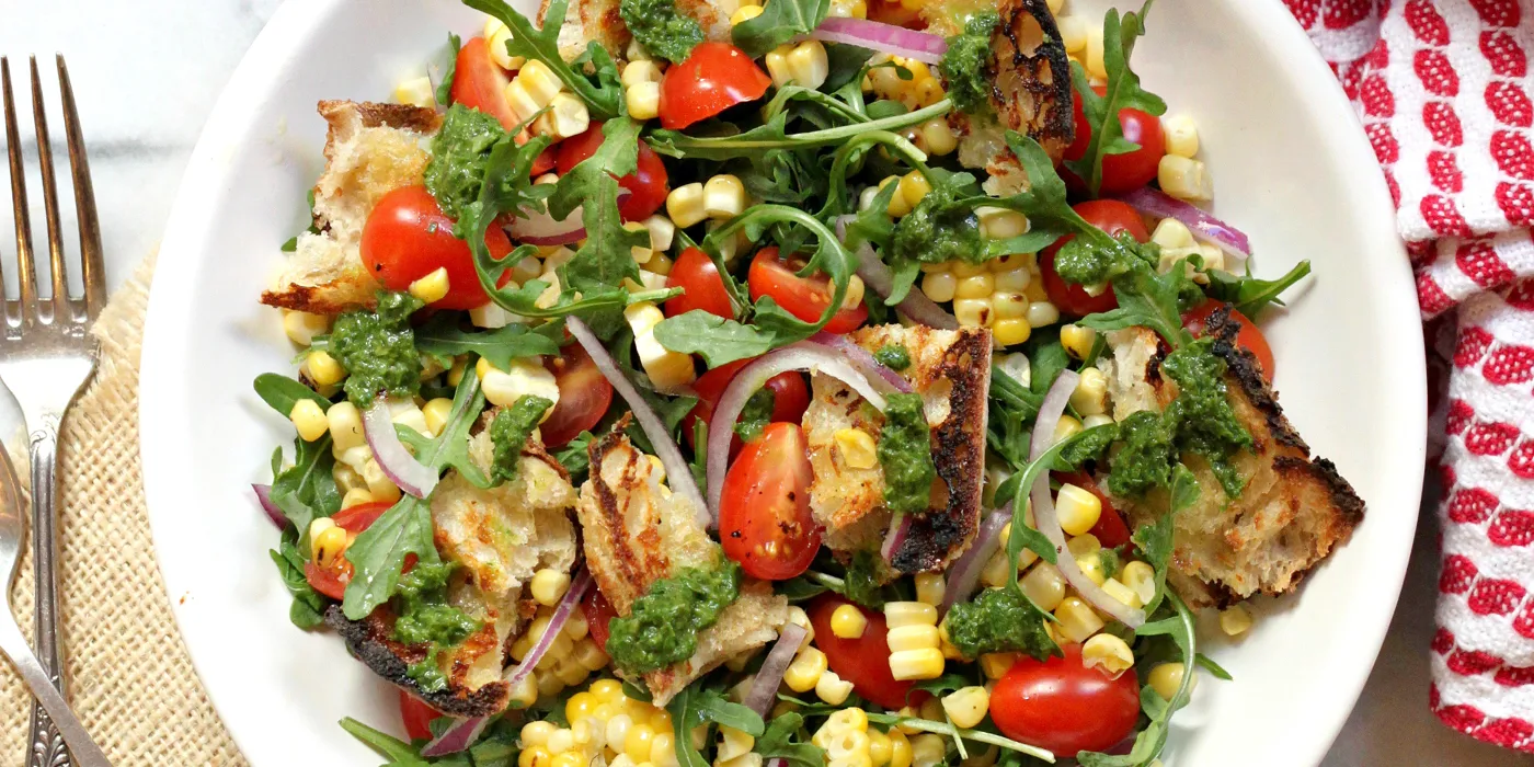 Salata od pečenog kruha s kukuruzom i rajčicama