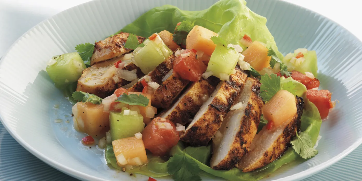 Salata od pileće prsa s miješanom salsou od dinje