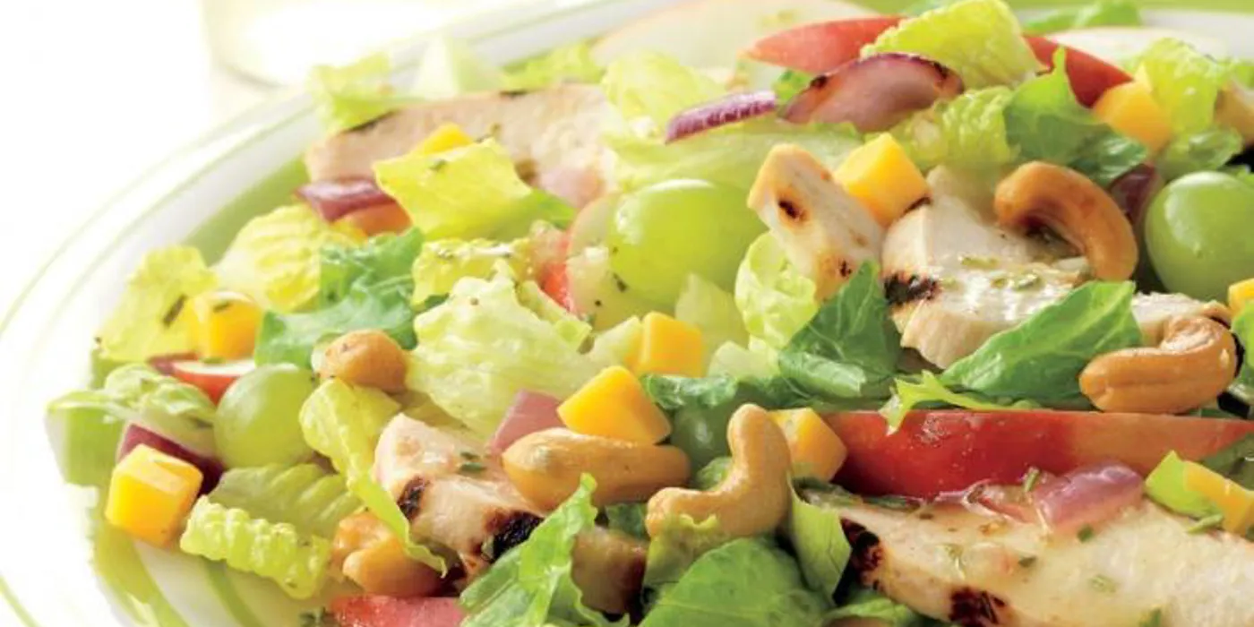 Salata od piletine i jabuke s cheddar sirom i indijskim oraščićima