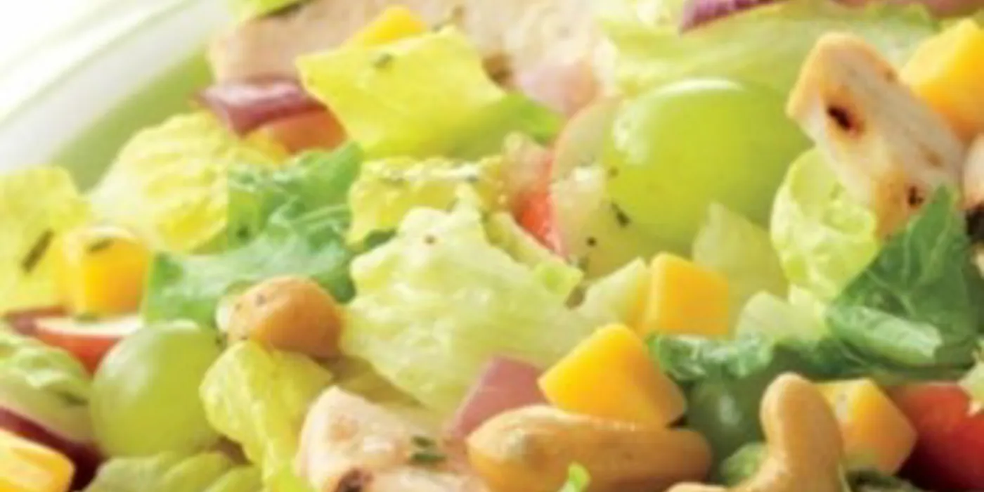 Salata od piletine i jabuke s cheddar sirom i indijskim oraščićima