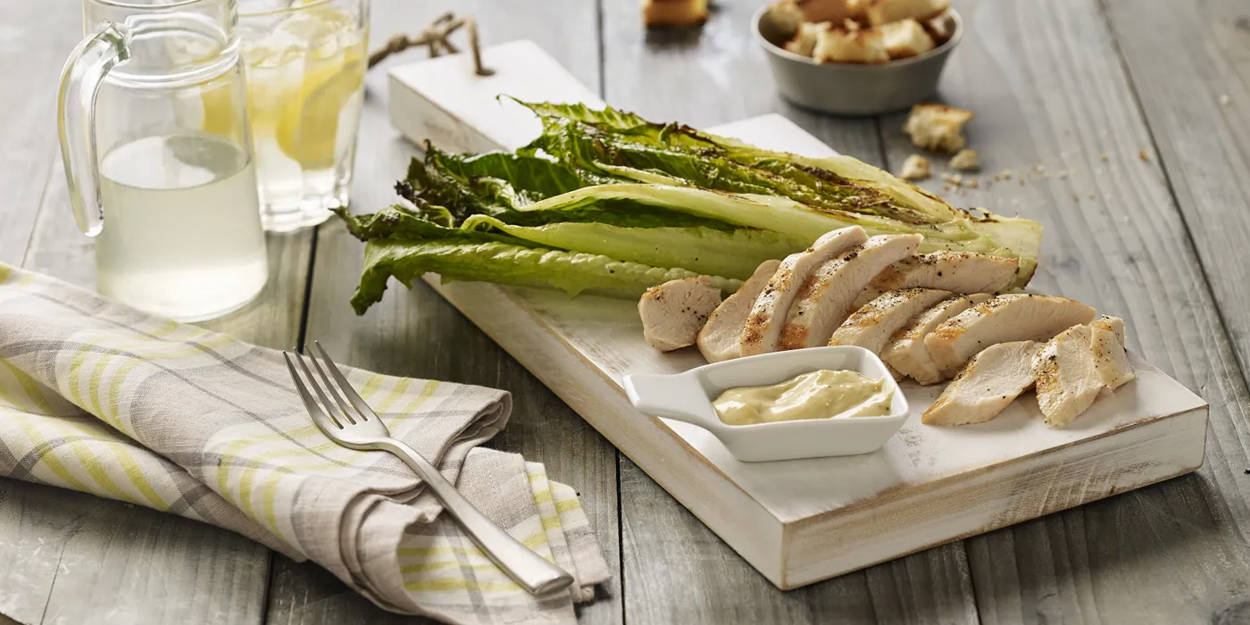 Salata od piletine i rimske salate s kremastim Caesar dresingom