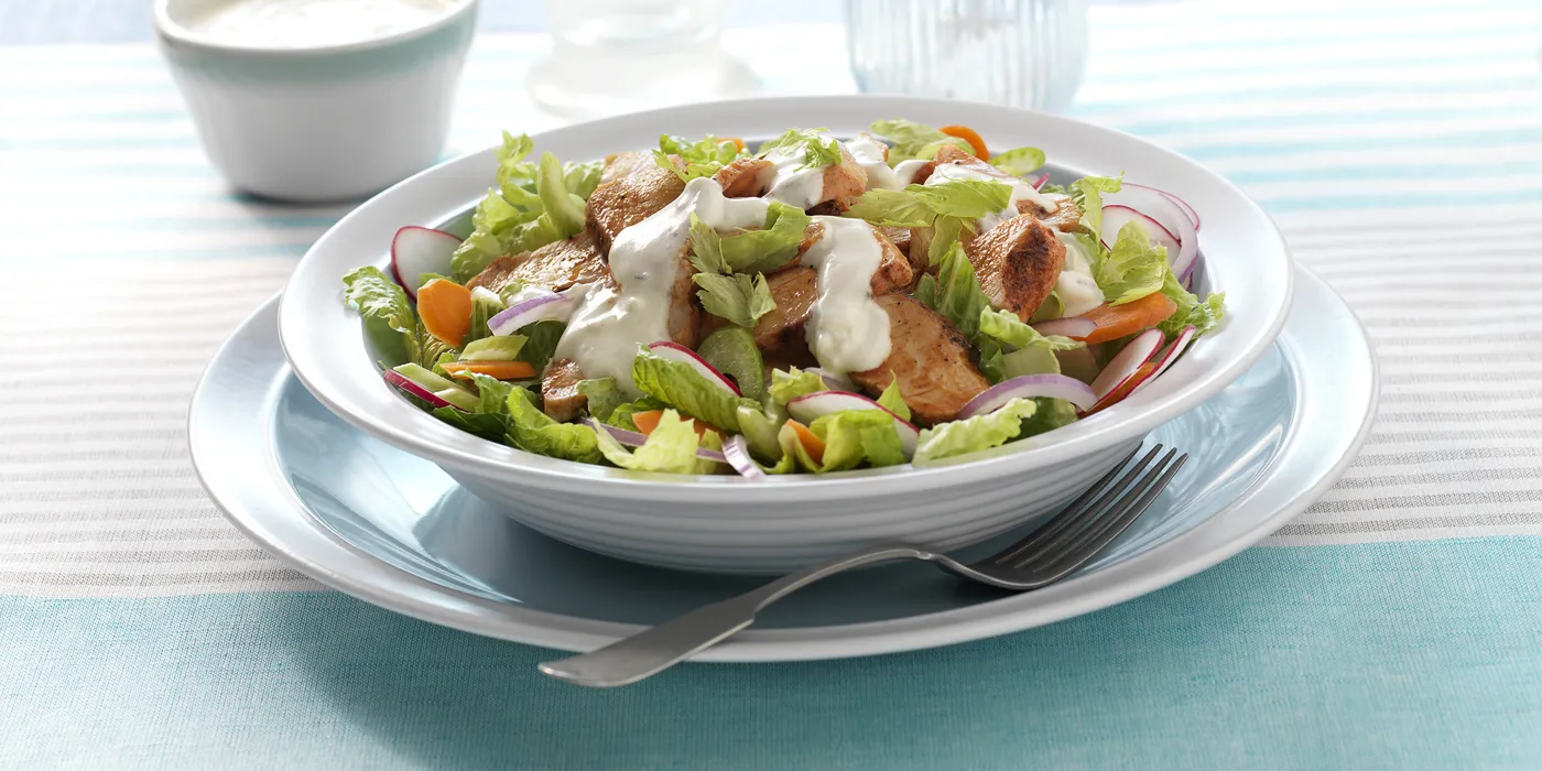 Salata s piletinom na buffalo način i dresingom od plavog sira