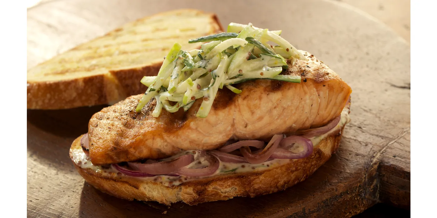 Sendvič s lososom i salatom od krastavca i jabuke