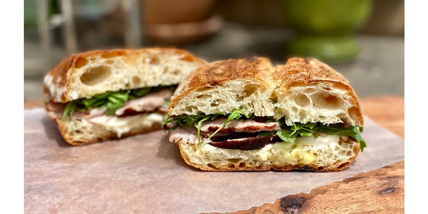 Sendvič s pršutom i mozzarellom na roštilju