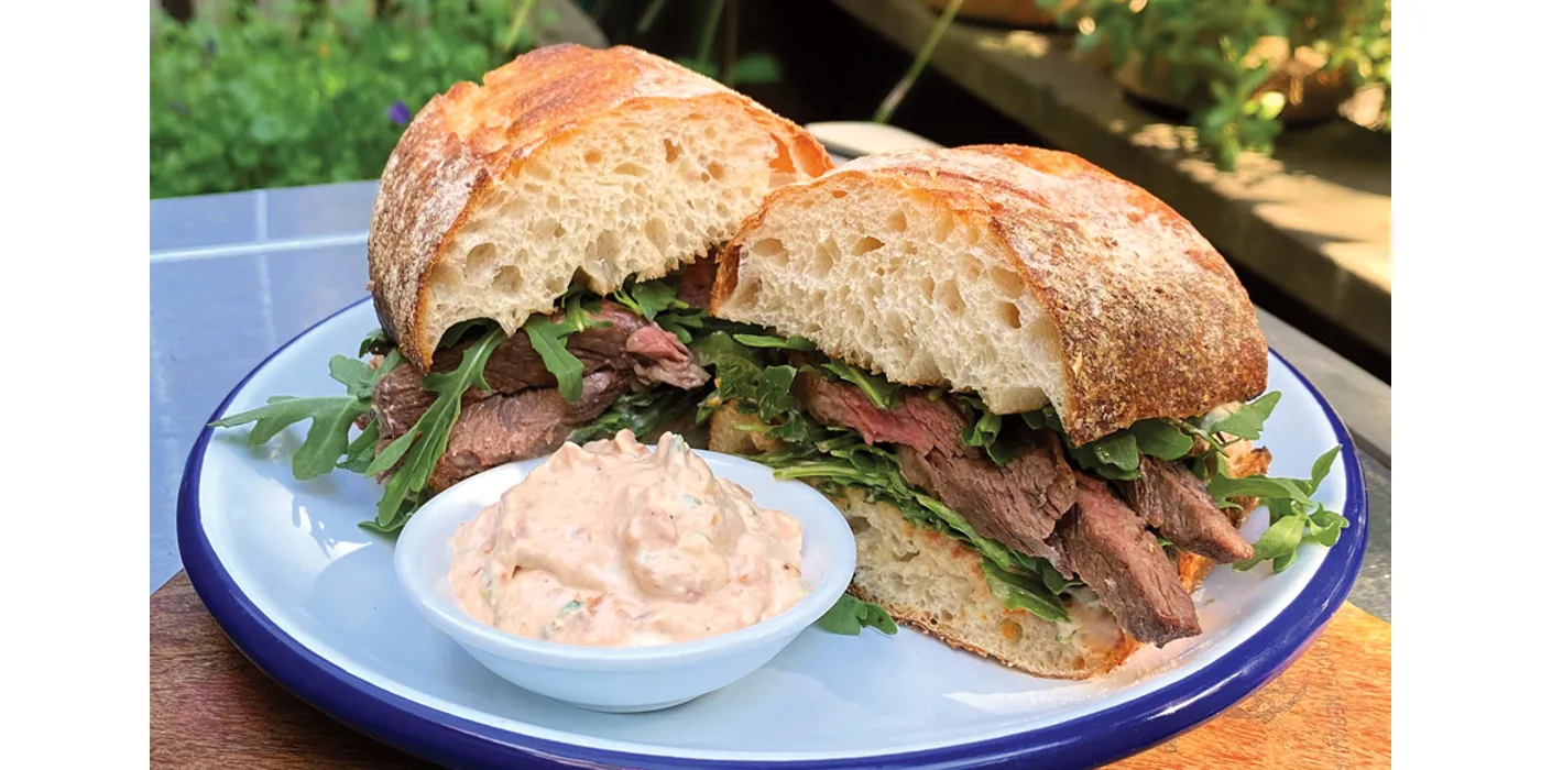 Sendvič sa skirt steakom, rukolom i aioli umakom od rajčice