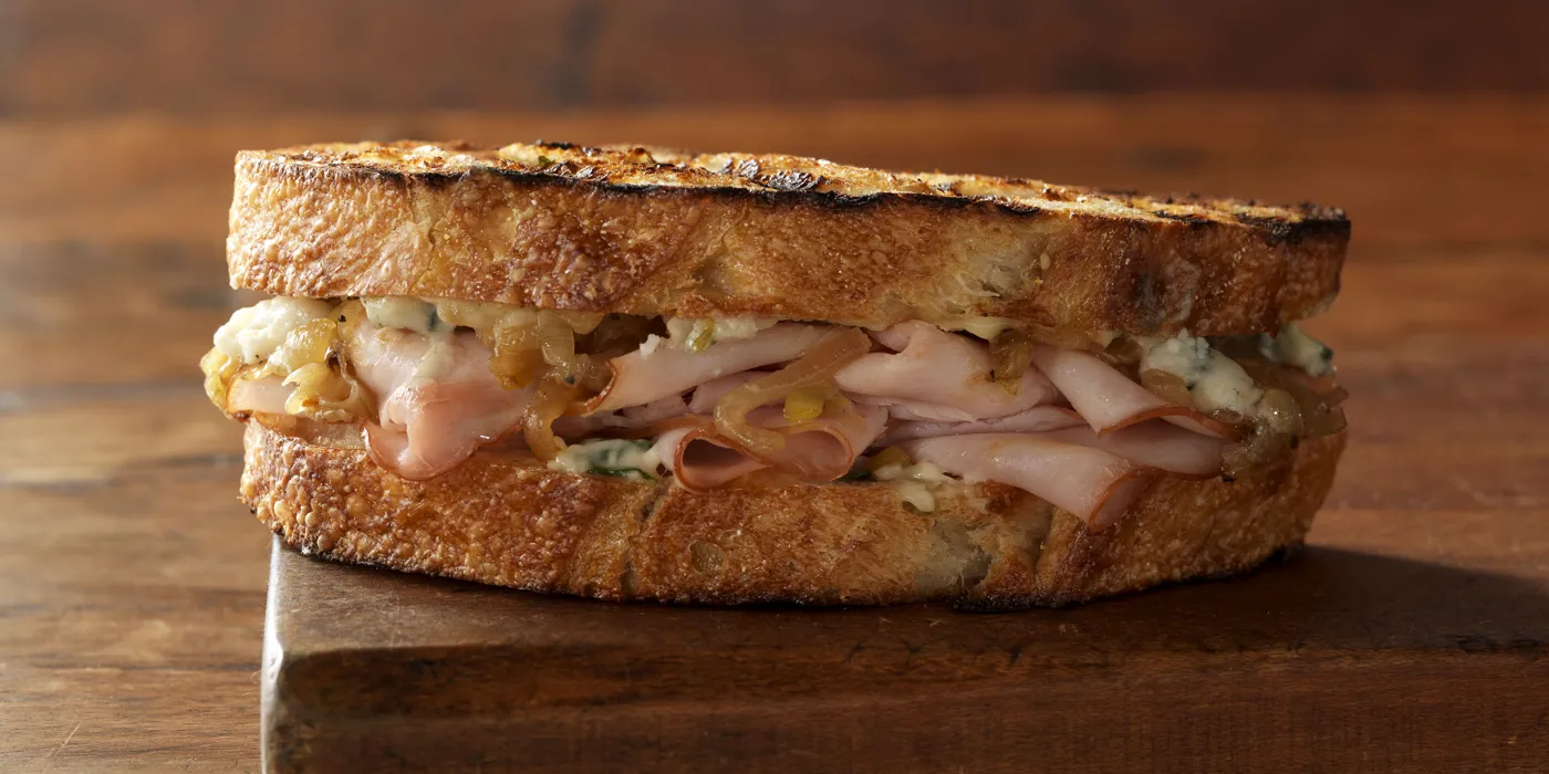 Sendviči s dimljenom puretinom, plavim sirom i karameliziranim lukom