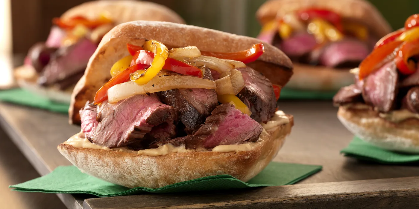 Sendviči s flank steakom u balsamico marinadi, paprikama i lukom