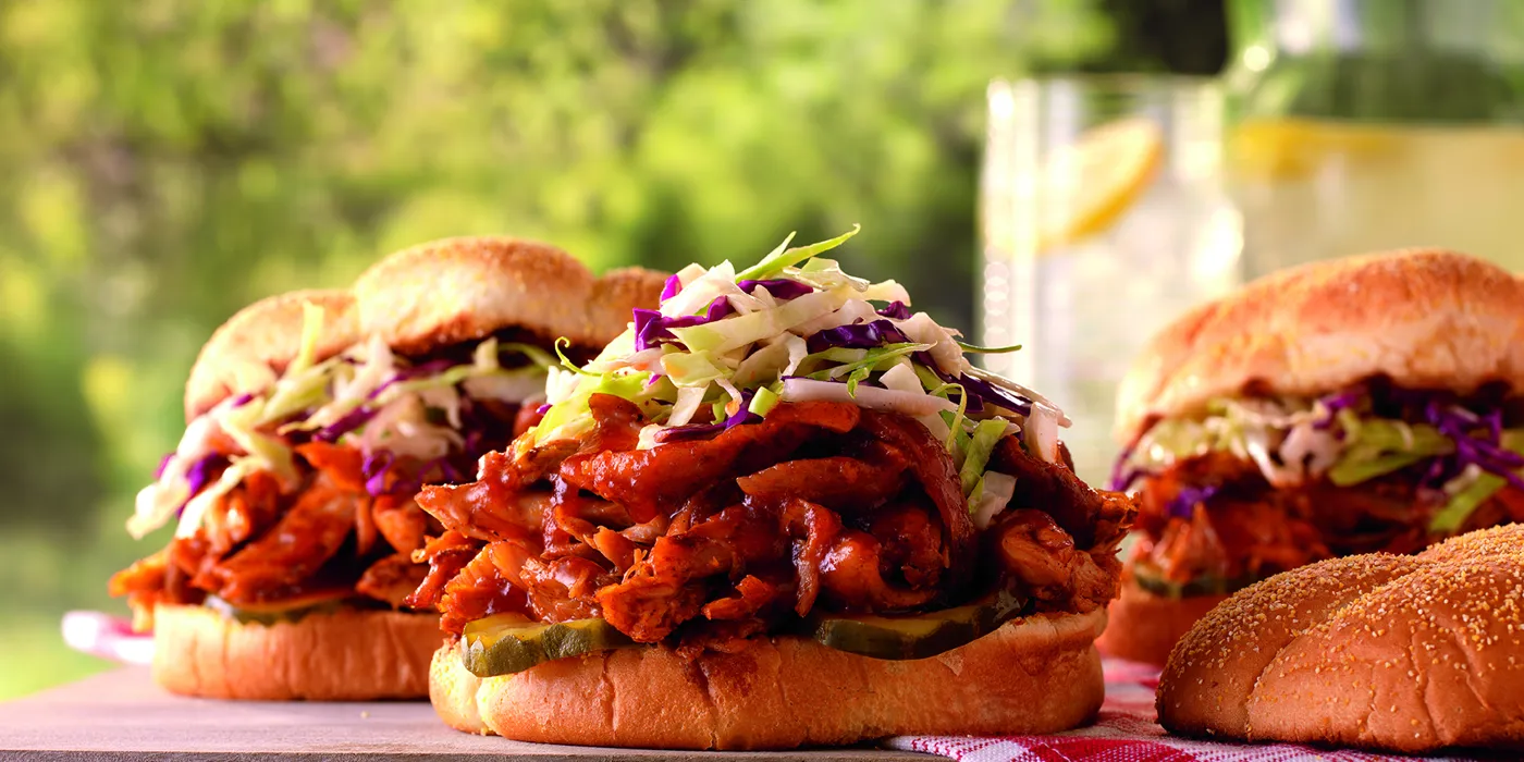 Sendviči s rastrgnutom piletinom, jabučnim ciderom i salatom od kupusa