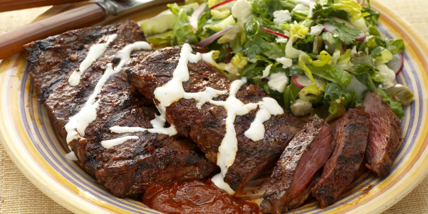 Skirt steak s umakom od crvene čili papričice i kremastom salatom