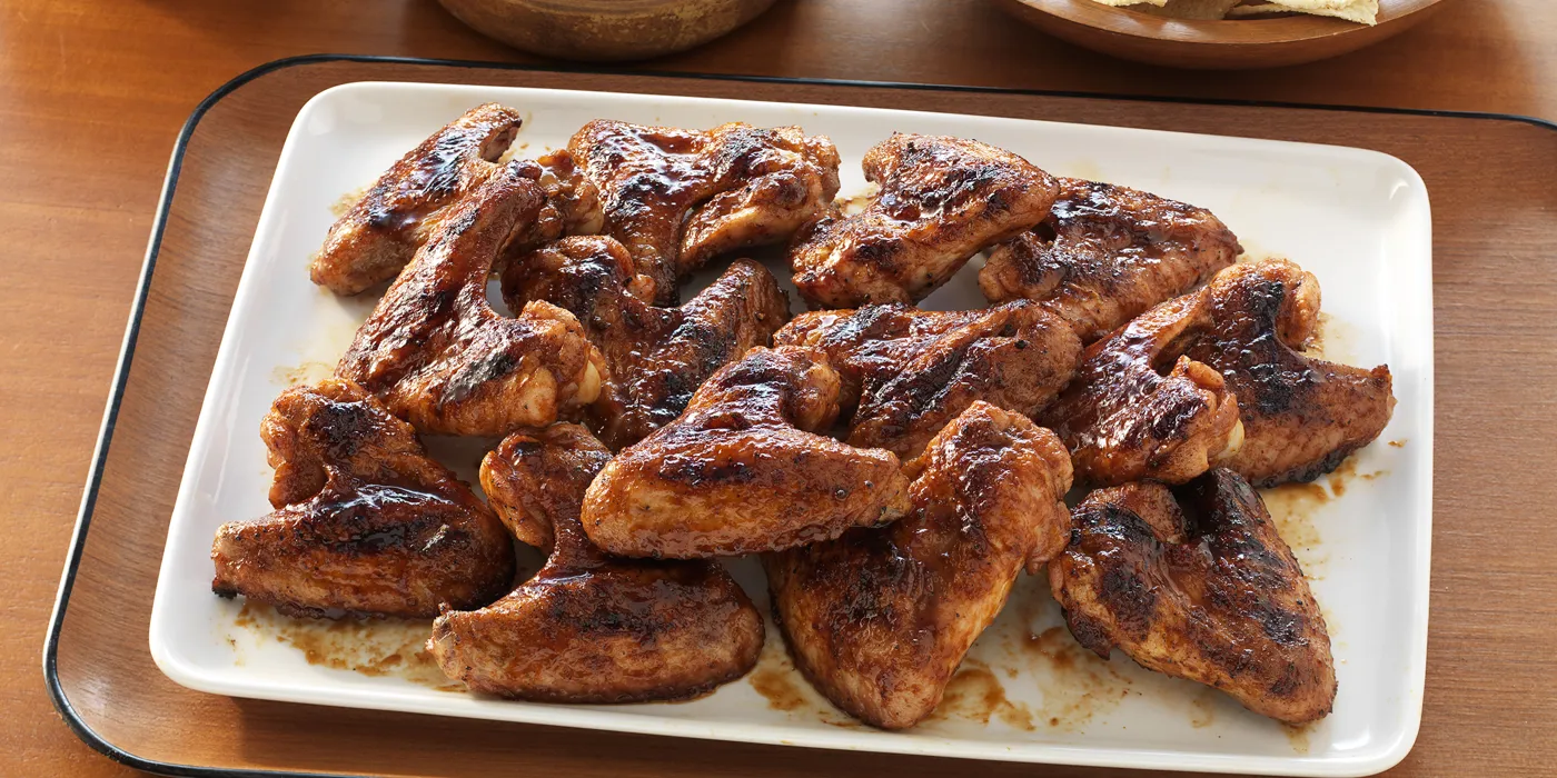 Slatko-ljuta pileća krila sa Sriracha, medom i limetom