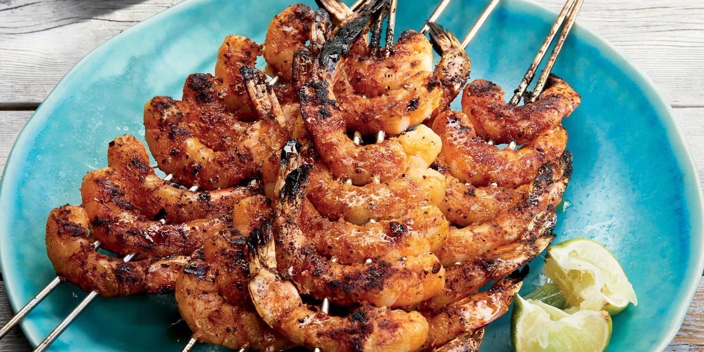 Sočne kozice s umakom od pečene čili paprike i avokada