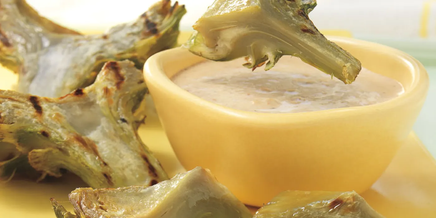 Srca artičoke s dimljenom rajčicom i pečenim češnjakom aioli