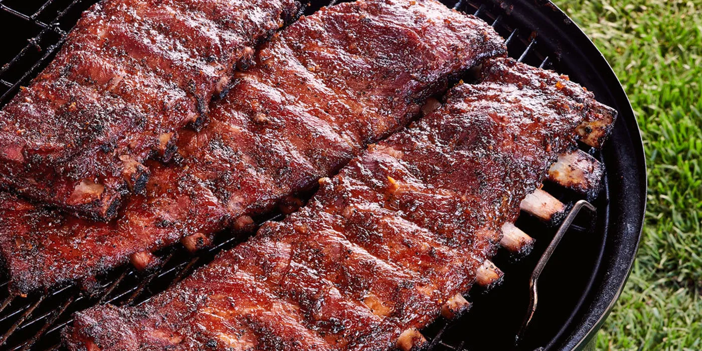 St. Louis rebarca s dimljenim BBQ umakom od luka