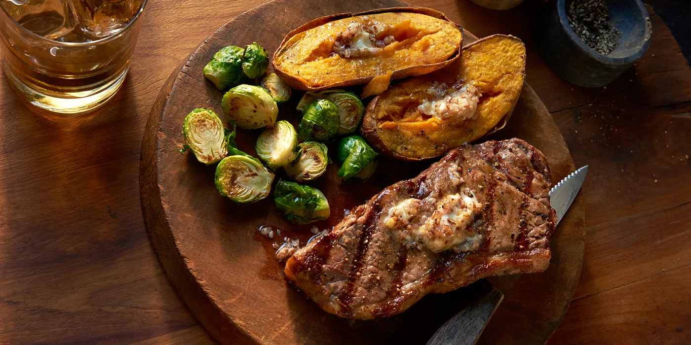 Strip odresci i batati s burbon-pekan maslacem