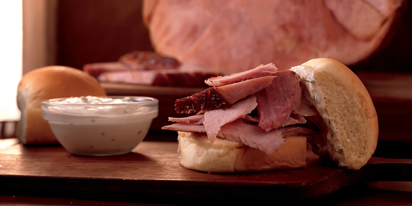 Šunka s glazurom od ananasa i hrenom