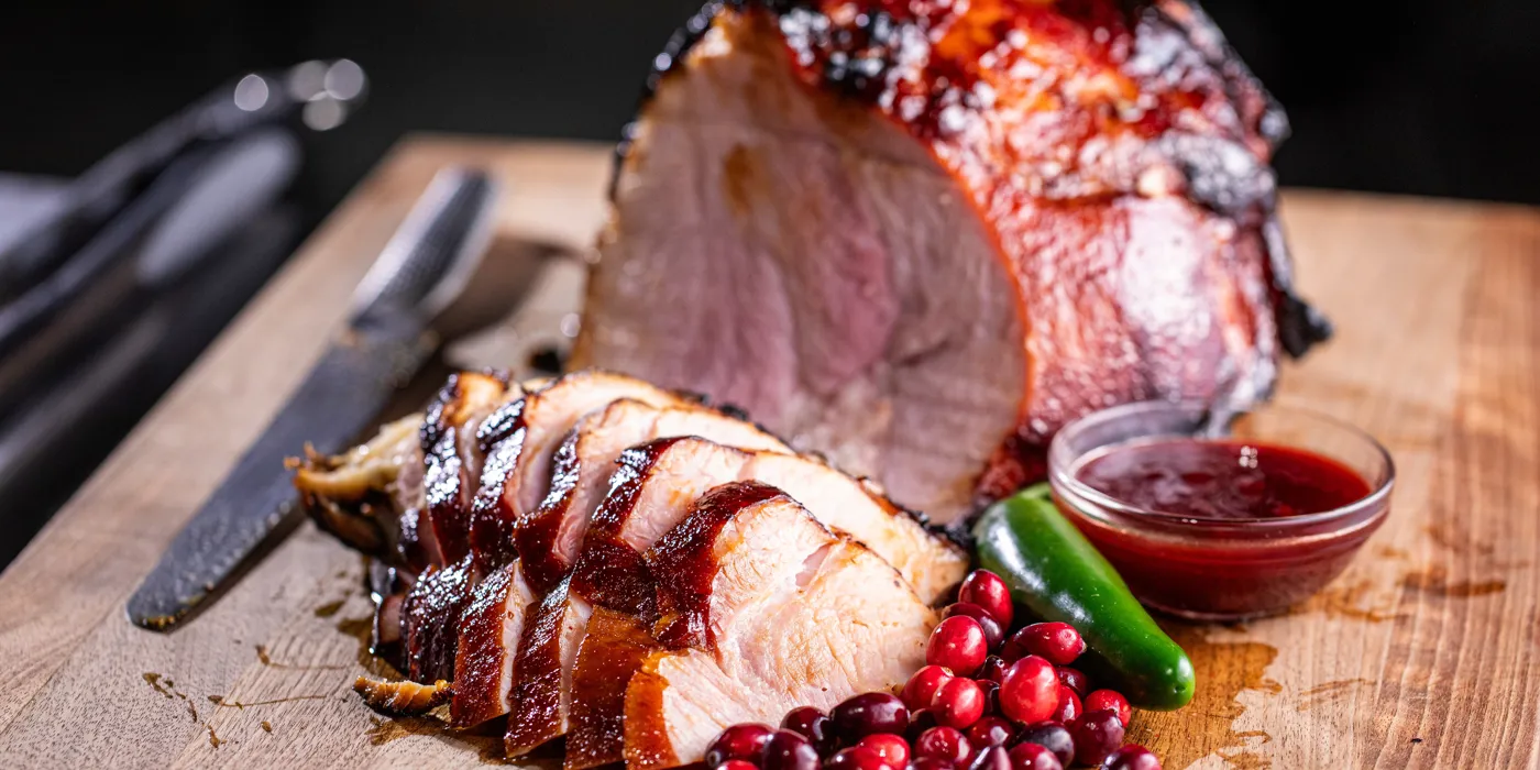 Šunka s glazurom od brusnice i jalapeño papričice