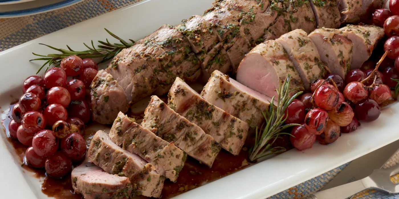 Svinjski file s korom od senfa i začinskog bilja uz crveno grožđe