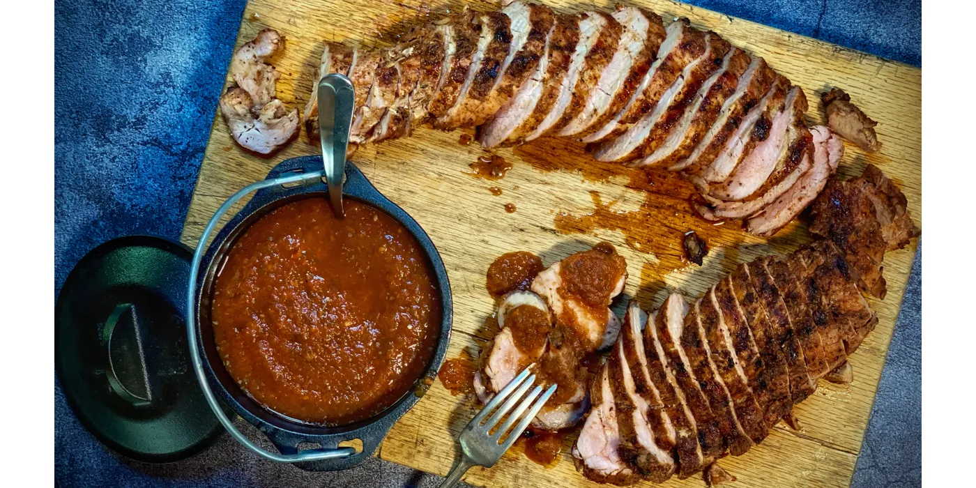 Svinjski file s začinskom korom i umakom od pečenih rajčica