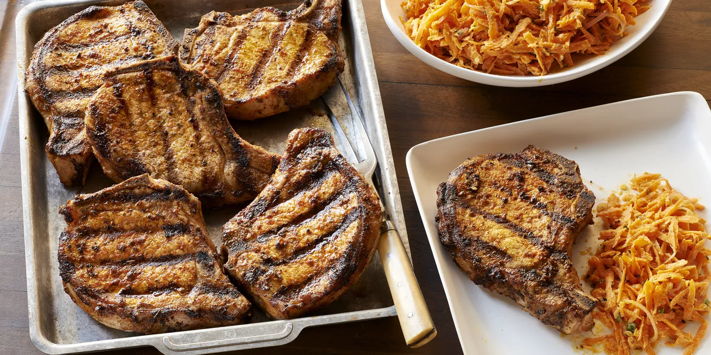 Svinjski kotleti s korom od začina i slaw salatom od mrkve