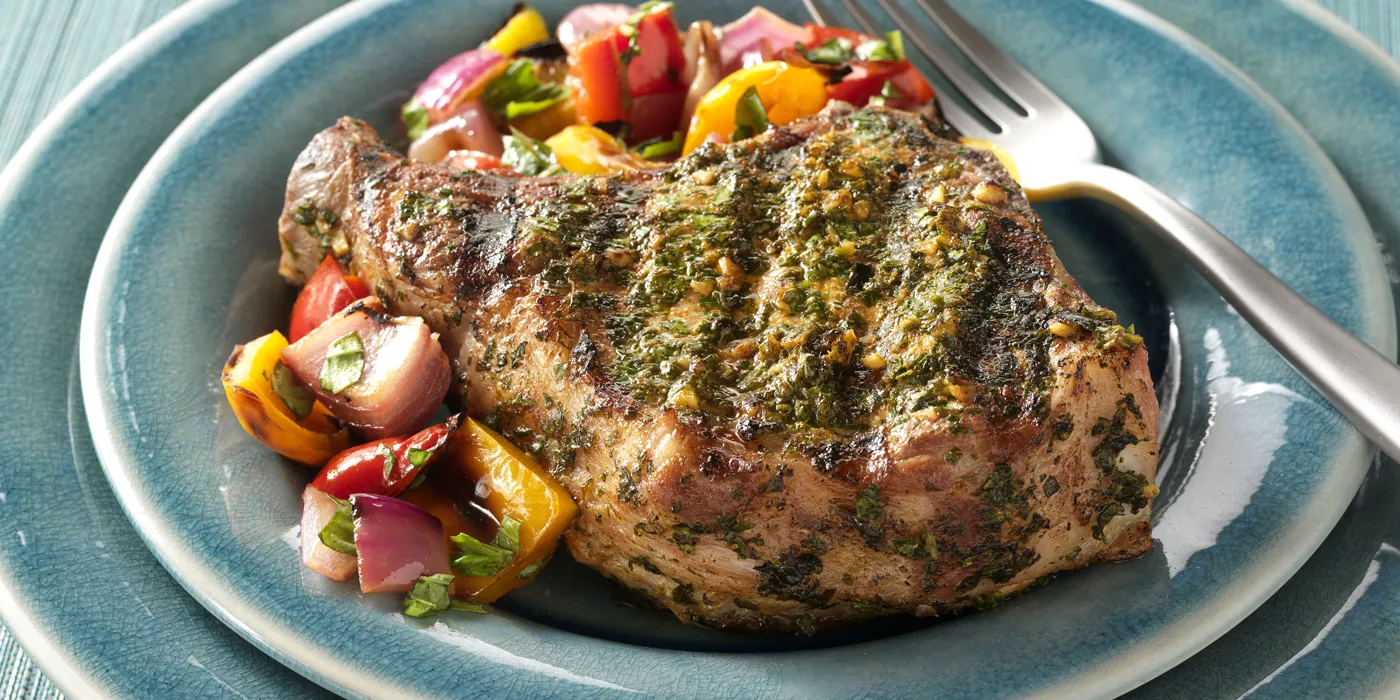 Svinjski kotleti u charmoula marinadi s grilanim paprikama