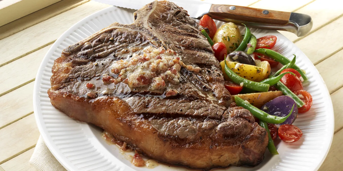 T-Bone odresci s maslacem od slanine i parmezana