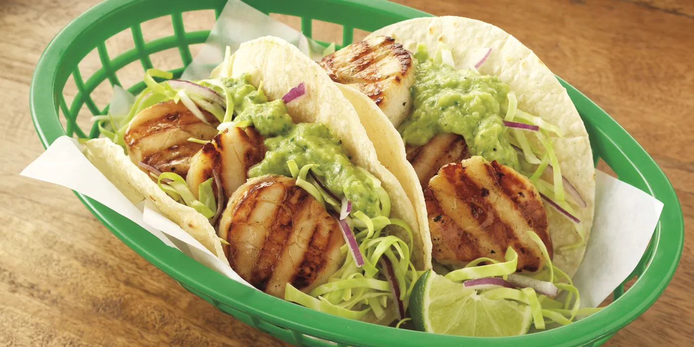 Taco s kapicama, salatom od kupusa i umakom od avokada