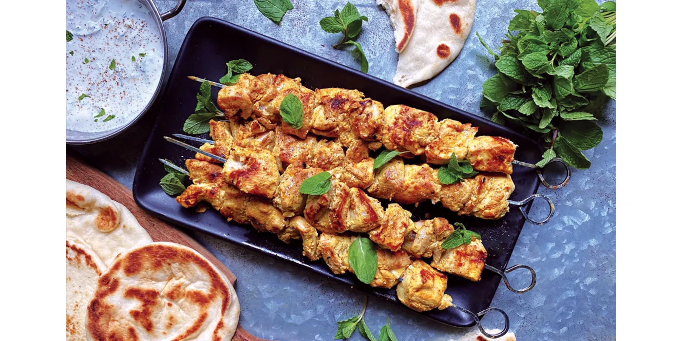 Tandoori pileći ražnjići s naan kruhom