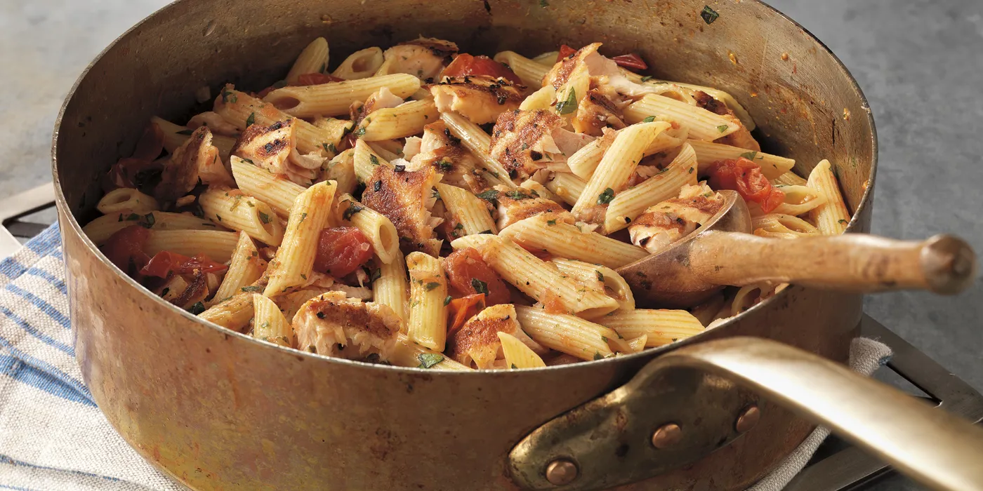 Tjestenina s lososom s roštilja i svježim povrćem