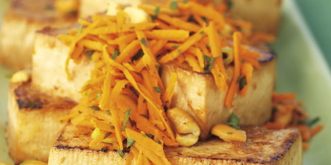 Tofu odresci s limunom i đumbirom uz salatu od mrkve i indijskih oraščića