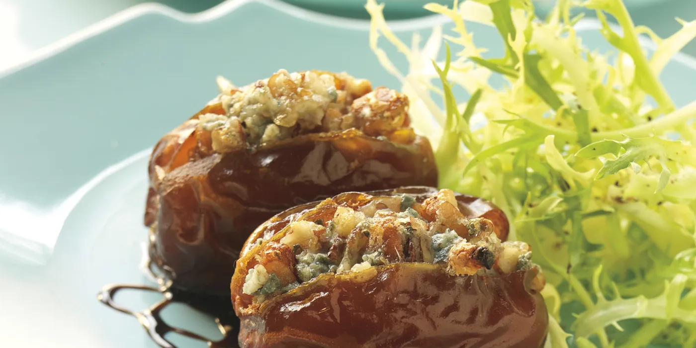 Tople datule punjene plavim sirom i pekanima