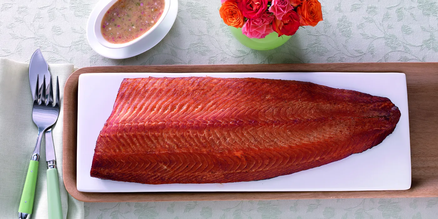 Toplo dimljeni losos mariniran u burbonu s vinaigretom od kapara