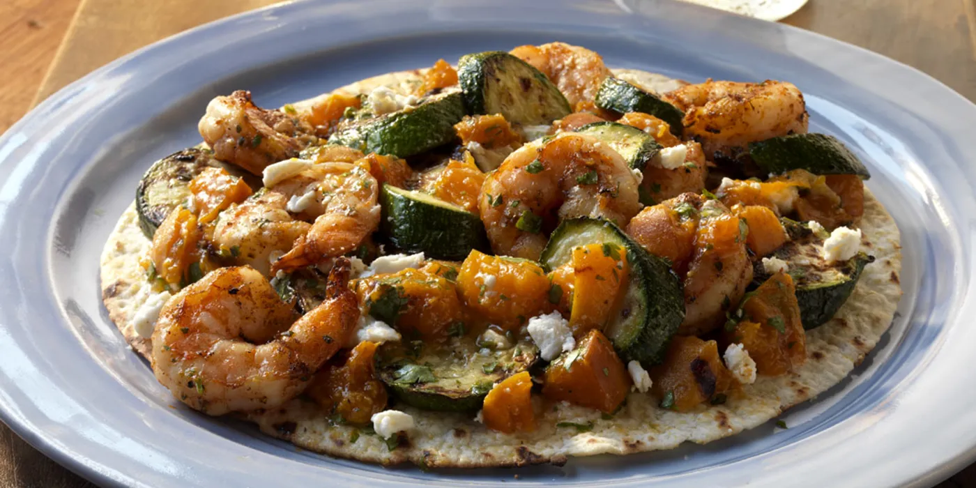 Tostade s kozicama, salsoom od marelica i fetom