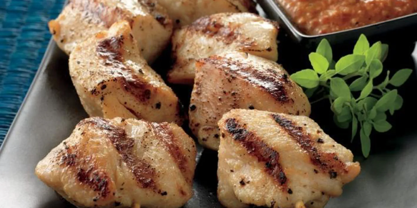 Turski pileći ražnjići s umakom od crvene paprike i oraha