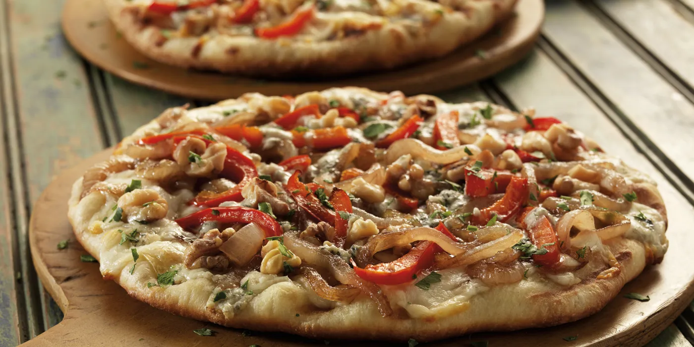 Vegetarijanska pizza s karameliziranim lukom, paprikama i plavim sirom