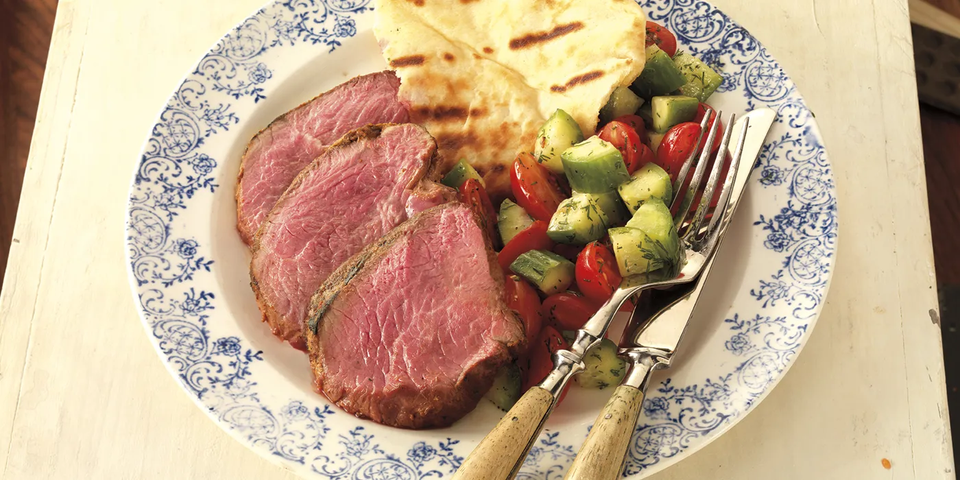 Začinjena marinirana janjetina sa salatom od rajčice i krastavca