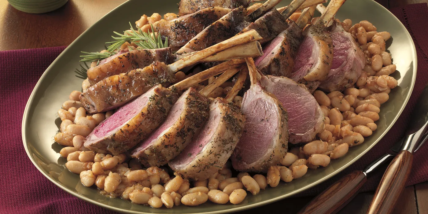 Začinjeni rebra janjećeg mesa s bijelim grahom i češnjakom