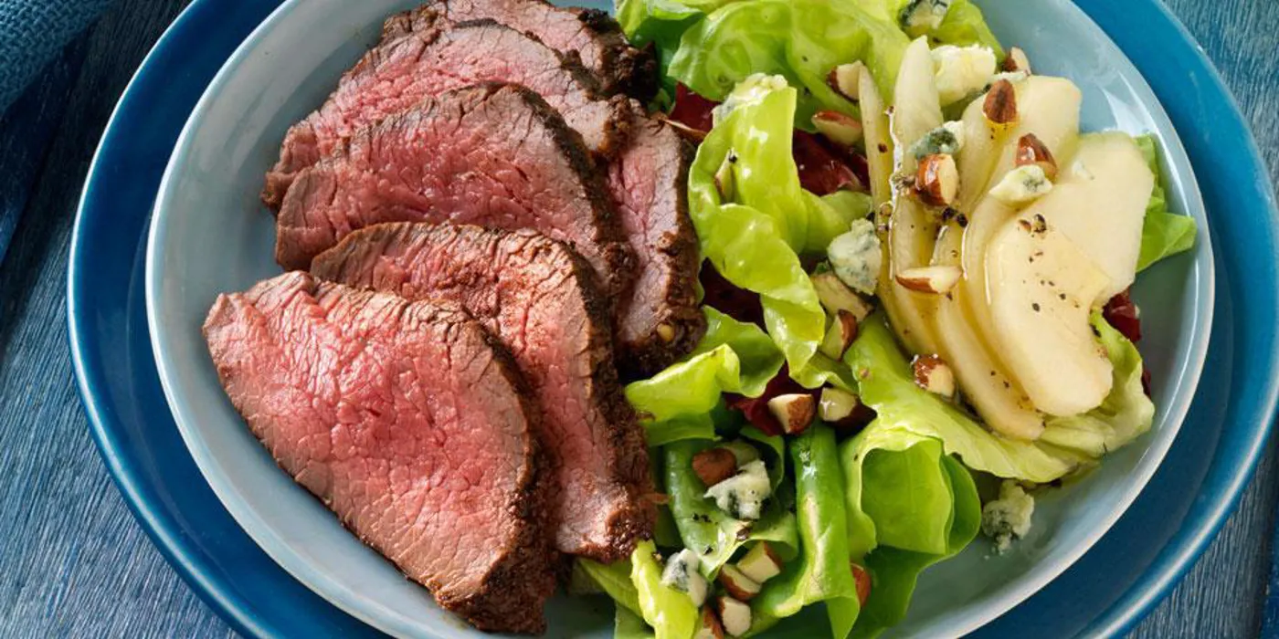 Začinjeni tri-tip odrezak sa salatom od kruške, radiča i plavog sira
